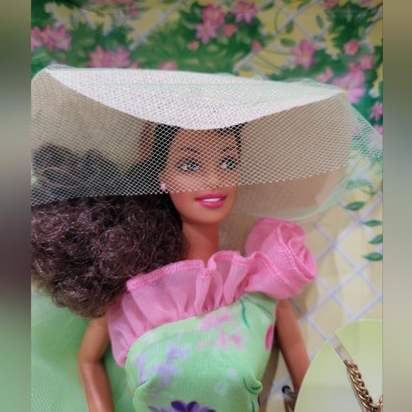 Barbie Simply Charming Hispanic - Picture 2 of 7